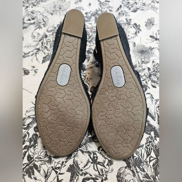 Me Too Open Toe Wedge Black Sandal (LOOK worn once) - Picture 6 of 9